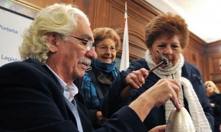 UN CALICE “POPOLARE” PER FRANCESCO. Milioni di colpi di martelletto per realizzarlo. Sotto lo sguardo dell’orafo argentino che lo ha preparato UN CALICE “POPOLARE” PER FRANCESCO. Milioni di colpi di martelletto per realizzarlo. Sotto lo sguardo dell’orafo argentino che lo ha preparato