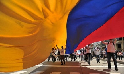 COLOMBIA. “CON I PIEDI IN TERRA”. E’ lo slogan della manifestazione per la pace che venerdì riempirà le strade di Bogotá