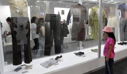 Gli indumenti dei sacerdoti assassinati conservati nel Museo dell’Università