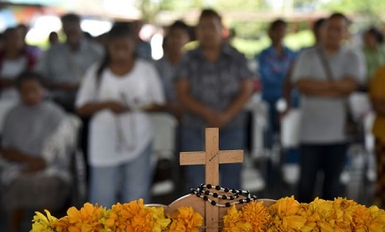La preghiera dei familiari degli studenti scomparsi/Getty Images