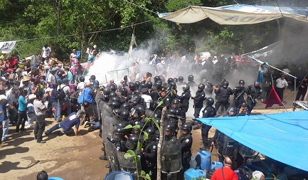 MOLTO CEMENTO, POCO PROGRESSO. Il governo del Guatemala chiede la mediazione della Chiesa nel violento conflitto tra indigeni e lavoratori di un cementificio