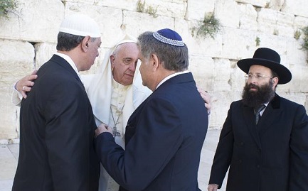 Il Papa al muro del Pianto con Skorka e Abbaud