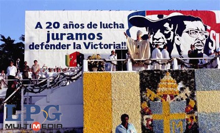 Giovanni Paolo II celebra messa con alle spalle una gigantografia di Augusto Cesar Sandino, l’eroe nazionale del Nicaragua