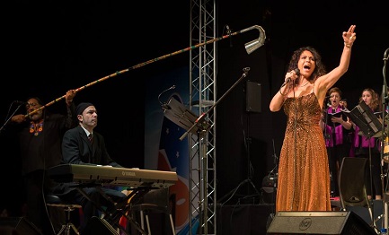 La cantante Patricia Sosa e Facundo Ramirez (al piano) mentre eseguono la Misa Criolla.