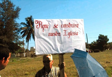 CUBA. PIETRE CHE GRIDANO. Inizia la costruzione della prima chiesa dell’epoca della rivoluzione CUBA. PIETRE CHE GRIDANO. Inizia la costruzione della prima chiesa dell’epoca della rivoluzione