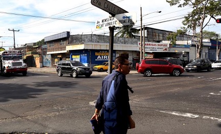 L’incrocio di San Salvador in cui si sarebbero unite le due strade, Romero e D’Abuisson. Foto: Fred Ramos
