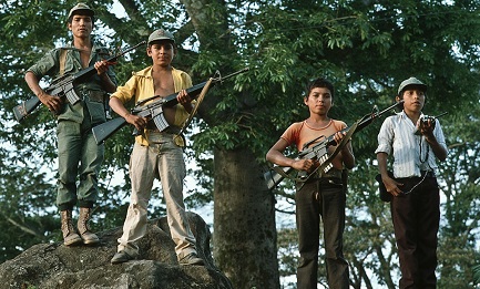 1985. Bambini con soldato. FOTO: GIOVANNI PALAZZO/MUSEO DE LA PALABRA Y LA IMAGEN