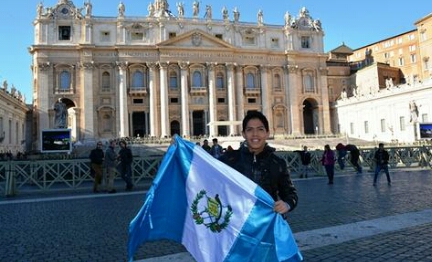 “AL VATICANO X GUATE”. Consegnati al Papa 500 mila inviti per visitare il Guatemala. L’iniziativa è partita da un diciassettenne, che ha postato la risposta sulla sua pagina FB “AL VATICANO X GUATE”. Consegnati al Papa 500 mila inviti per visitare il Guatemala. L’iniziativa è partita da un diciassettenne, che ha postato la risposta sulla sua pagina FB