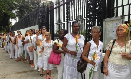 GLADIOLI E MATITE SPEZZATE. Anche i cubani si associano al lutto dei francesi. Le Dame in Bianco in prima fila GLADIOLI E MATITE SPEZZATE. Anche i cubani si associano al lutto dei francesi. Le Dame in Bianco in prima fila