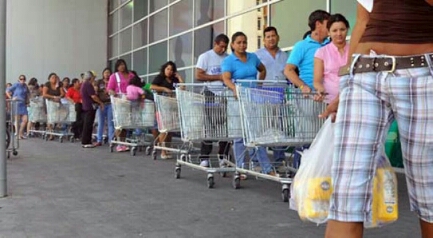 Venezuelani in fila davanti ai supermercati