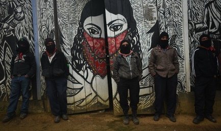 IL PATTO. Familiari degli studenti messicani scomparsi si riuniscono con il movimento zapatista nel giorno del XXIesimo anniversario dalla sollevazione indigena nel Chiapas IL PATTO. Familiari degli studenti messicani scomparsi si riuniscono con il movimento zapatista nel giorno del XXIesimo anniversario dalla sollevazione indigena nel Chiapas