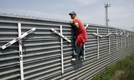 Una occhiata al di là del muro