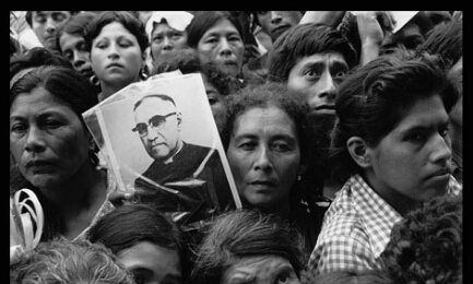 Salvadoregni davanti alla Cattedrale Metropolitana, il 30 marzo 1980, durante il funerale di monsignor Romero. Foto Harry Mattison
