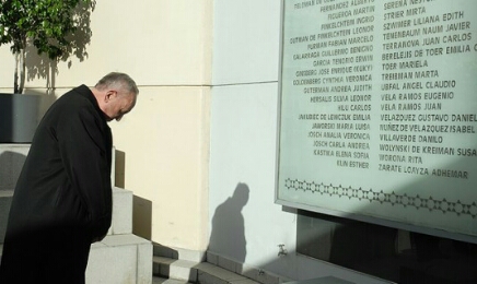 Bergoglio il 6 giugno del 2010, onora i morti dell’attentato alla mutuale ebraica argentina