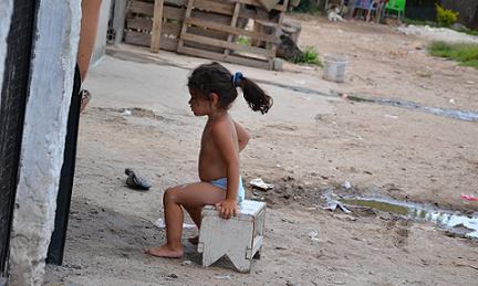 IL MONDO CAPOVOLTO DEI BAMBINI DI FAVELA. L’intervista del Papa a “La Cárcova news” ha il senso di un abbraccio agli ultimi