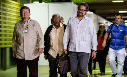 I CAPI DELLE FARC DIETRO LE SBARRE. Lo chiede la maggioranza dei colombiani, che secondo una inchiesta vedono con favore gli accordi di pace ma anche pene detentive per i responsabili di crimini