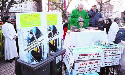 Bergoglio cardinale mentre celebra una messa in una piazza di Buenos Aires contro le nuove schiavitù
