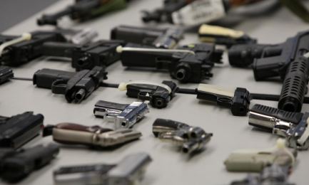 ARMATI FINO AI DENTI. 15 milioni di armi sul territorio messicano. La Chiesa contro la riforma del porto d’armi in discussione ARMATI FINO AI DENTI. 15 milioni di armi sul territorio messicano. La Chiesa contro la riforma del porto d’armi in discussione