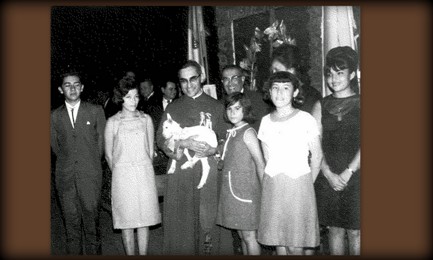 DA ROMERO A MONSIGNORE. Una rara fotografia del giorno in cui il prossimo beato fu insignito del titolo di “Monseñor” DA ROMERO A MONSIGNORE. Una rara fotografia del giorno in cui il prossimo beato fu insignito del titolo di “Monseñor”