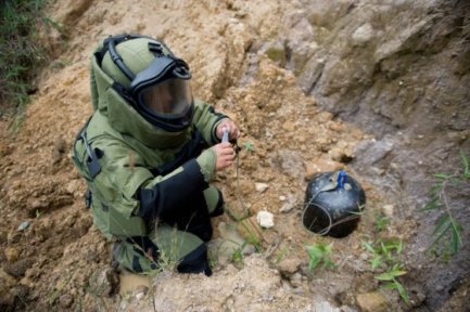 LA BATTAGLIA DELLE MINE ANTIUOMO. In Colombia dal 2010 ne sono state disinnescate 16 mila. 300 nei primi mesi dell’anno in corso. LA BATTAGLIA DELLE MINE ANTIUOMO. In Colombia dal 2010 ne sono state disinnescate 16 mila. 300 nei primi mesi dell’anno in corso.