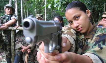 AURORA, GUERRIGLIERA A 12 ANNI. Come le Farc trasformano i bambini in combattenti esperti. Impegno, a l’Avana, a non arruolare minori di 17 anni