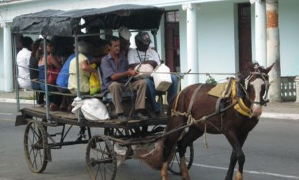 CARROZZE PERICOLOSE. A Cuba sono ancora il principale mezzo di trasporto di gran parte della popolazione. Con incidenti –spesso mortali- all’ordine del giorno.