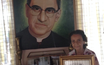 La cugina di monsignor Romero, Lucia Recaldame, mostra la foto dei genitori del vescovo quasi beato