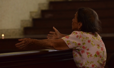 Una salvadoregna invocando il nuovo beato | Foto: Francisco Rubio