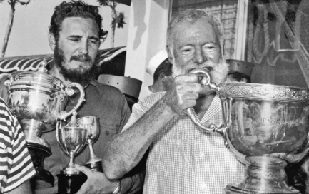 Hemingway e Fidel Castro premiando i vincitori del torneo di pesca fondato dallo scrittore. Foto El Pais