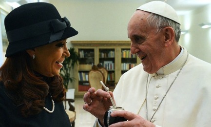 Il Papa riceve un mate dalla presidente argentina, Cristina Fernandez