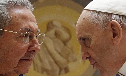 FACCIA A FACCIA TRA IL PAPA E CASTRO. Raúl: “Se continuerà a parlare così anch’io, che sono comunista, tornerò alla Chiesa cattolica”