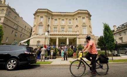 Un ciclista davanti alla Sezione d’affari di Cuba a Washington, che dal 20 luglio diventerà ambasciata. WATSON AFP/Getty Images