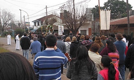 PROCESSIONE CONTRO LA DROGA. L’ha organizzata un prete argentino della periferia di Buenos Aires. Prese di mira la case degli spacciatori