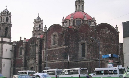 OSTAGGIO DELL’INCURIA. Nel centro storico di Città del Messico la Chiesa di Santa Veracruz versa in uno stato di totale abbandono