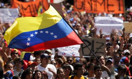 VENEZUELA, IN TESTA GLI INDECISI. Sondaggio verso il voto di dicembre: il 41 per cento della popolazione non sta né con Maduro né con l’opposizione.