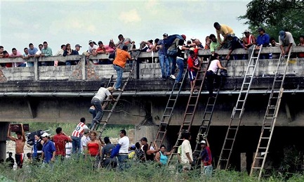 Colombiani attraversano il ponte Simon Bolivar al confine con Venezuela.