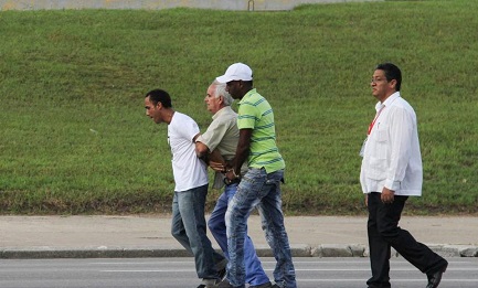 Dissidente detenuto prima della messa del Papa. JORGE BELTRAN AFP-Getty Images