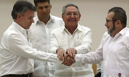 Rául Castro tra il presidente Santos e il capo delle Farc Timochenko. Foto EFE