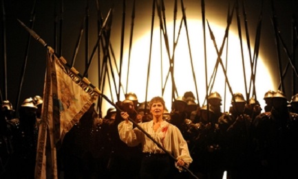 Giovanna d’Arco alla testa delle truppe francesi, in una opera lirica di Giuseppe Verdi