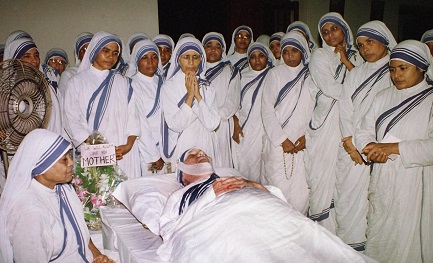 Settembre 1997. Madre Teresa di Calcutta vegliata dalle sue suore prima dei funerali