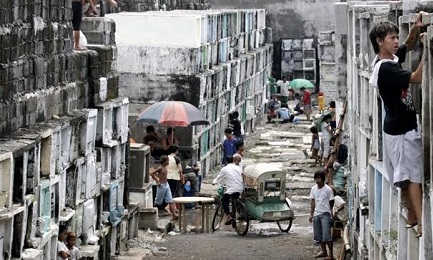 PERÙ, DOVE I VIVI CONVIVONO CON I MORTI. In un barrio povero alle porte di Lima si consuma l’ennesima storia di abbandono e di degrado
