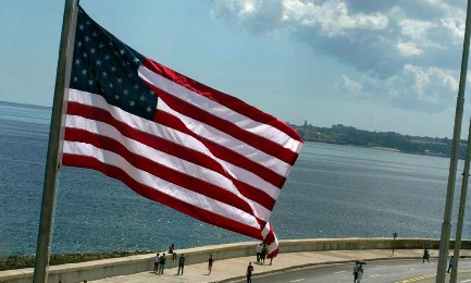NEMICI PER UN ANNO ANCORA. Cuba libera prigionieri alla vigilia del viaggio papale, mentre Obama proroga l’embargo a Cuba. In attesa di toglierlo…