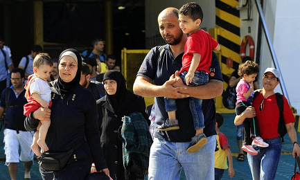 Rifugiati siriani appena arrivati nel porto del Pireo, in Grecia (Foto: EFE)