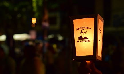 PRIMA GIUSTIZIA, POI IL PERDONO. La Chiesa di El Salvador chiede che si investighi l’assassinio di monsignor Romero, che ancora non ha colpevoli