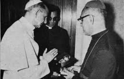 Paolo VI benedice la foto di Rutilio Grande mostratagli da Romero