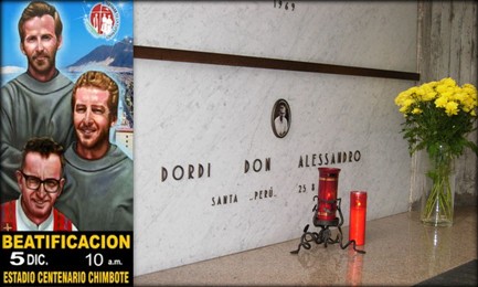 Il manifesto che convoca alla beatificazione e la tomba di don Dordi nel cimitero di Gromo San Marino in provincia di Bergamo | Composizione di Emiliano I. Rodriguez