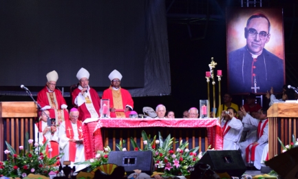 Il cardinal Maradiaga presiede una messa per Romero nei giorni della beatificazione