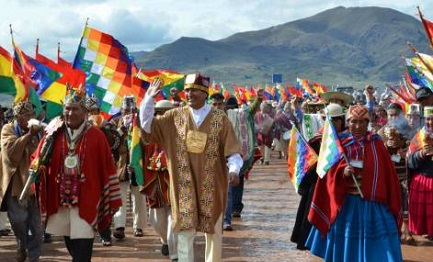 PRIMA MESSA PER EVO MORALES DOPO 40 ANNI. Il presidente della Bolivia si è dichiarato devoto di San Francesco e ha detto di aver pregato per la vita del Papa