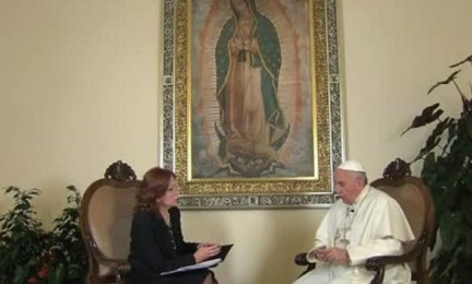 Valentina Alazraki durante l’intervista al Papa