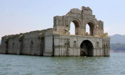 CHIESA RIAFFIORA DALLE ACQUE. Era stata sommersa dalle acque di una diga, ma la siccità la sta riportando a galla. Succede in Messico, nello stato del Chiapas